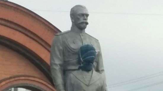 В России мужчина с топором атаковал памятник императору Николаю II