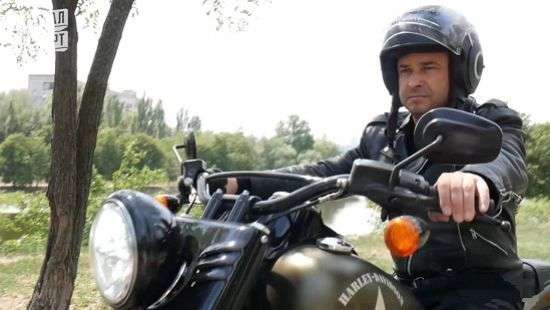 Народный «шикидым» колесил по Киеву на байке в косухе и шлеме