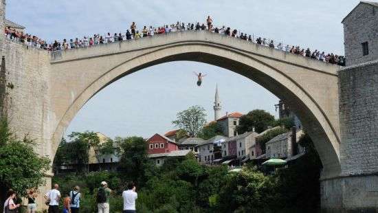 В Боснии и Герцеговине смельчаки сразились в умении прыгать с моста высотой 25-метров (видео)