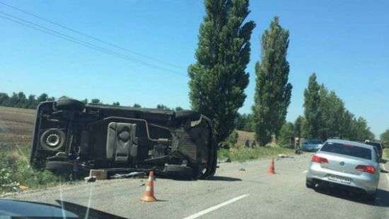 В Херсонской области военная машина БРДМ врезалась в автомобиль