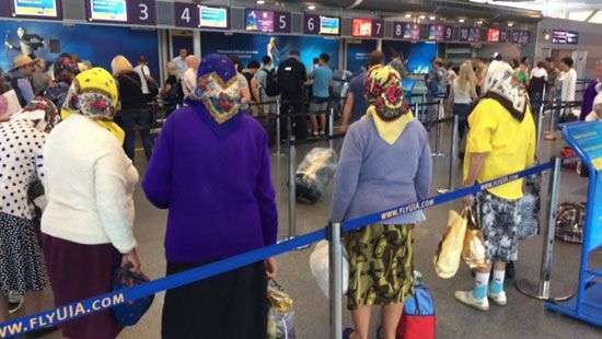 «Безвиз животворящий»: сеть восхитили ФОТО украинских бабушек перед вылетом в ЕС