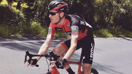 Бельгийский велогонщик получил переломы и потерял зубы при падении