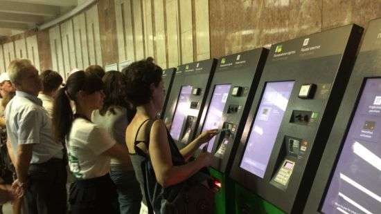 В Киеве первая станция метро начала работать без касс и жетонов