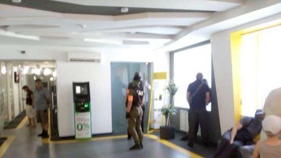 В мэрию Бучи ворвались люди в масках