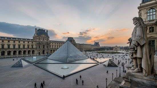 В Париже полиция устроила эвакуацию Лувра (ВИДЕО)