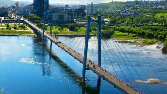 Российский руфер, рискуя жизнью, выпил кофе на вершине вантового моста (видео)