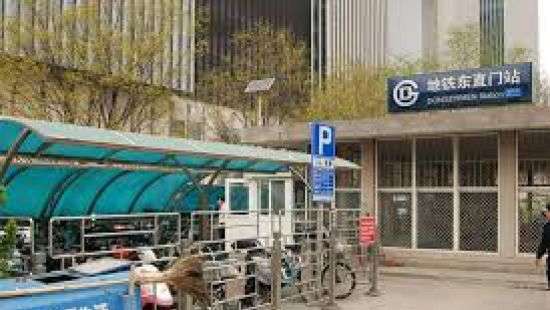 Пассажиры пекинского метро спасли упавшего под поезд человека (видео)