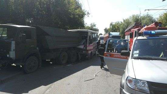 В Луцке пассажирский автобус врезался в грузовик: 15 пострадавших (ФОТО)