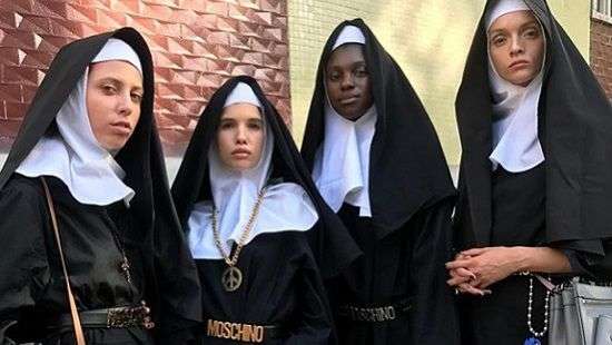 Итальянский бренд  Moschino раздал фирменные сумки монахиням (ФОТО)
