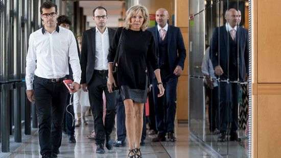 170 тыс. французов подписали петицию против мадам Макрон