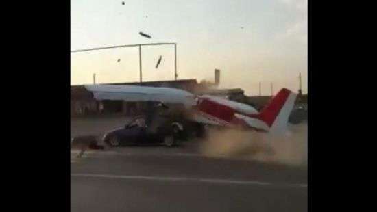 В Чечне самолет протаранил автомобиль, пытаясь взлететь с автотрассы (видео)