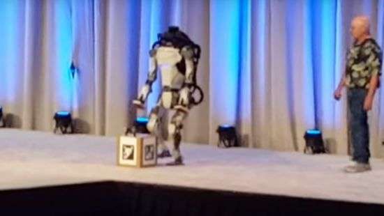 Atlas упал со сцены (ВИДЕО)