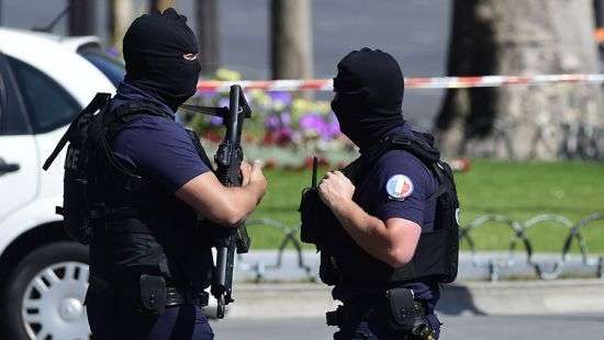 Под Парижем автомобиль протаранил группу военных