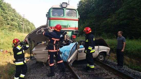 На Прикарпатье поезд раздавил авто, выехавшее на рельсы: четверо погибших (ФОТО)