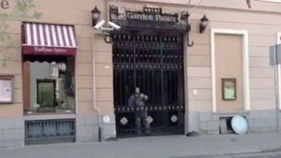 В центре Риги вооруженные люди захватили гостиницу