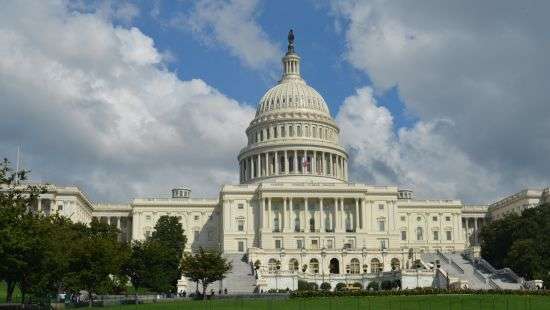 Российский самолет пролетел на низкой высоте над Белым домом (видео)