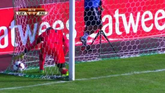 В Эстонии футболисты забили гол, не касаясь мяча (видео)