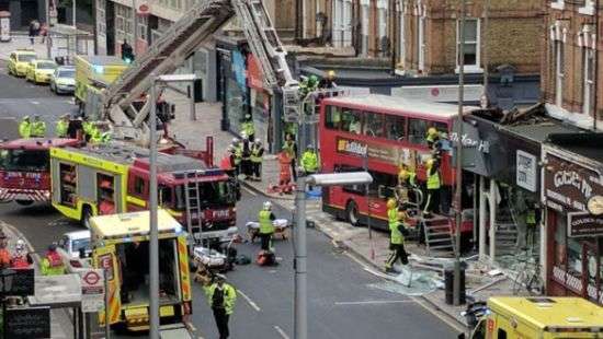 В Лондоне двухэтажный автобус с пассажирами протаранил здание