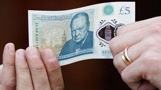 Банк Англии продолжит выпуск купюр с использованием сала