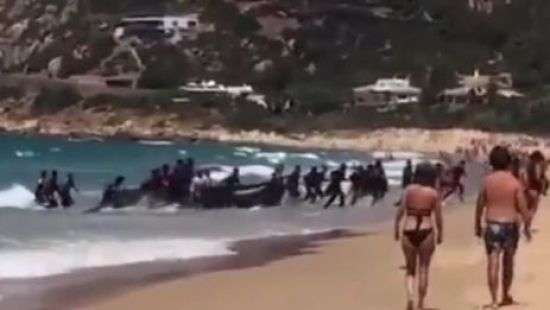 В Испании прямо на пляж с отдыхающими высадились нелегальные мигранты (видео)