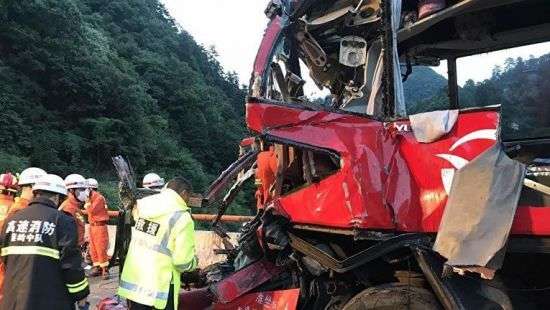 В Китае автобус врезался в стену при въезде в тоннель, десятки погибших