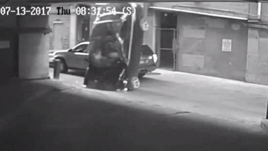 В США автомобиль с дамой за рулем рухнул с 7-го этажа стоянки (видео)