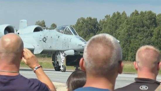 Появилось ВИДЕО с посадкой и взлетом штурмовика США на шоссе в Эстонии