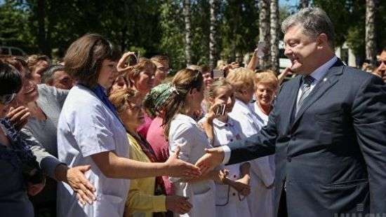 Стало известно, во сколько обошлись госказне поездки Порошенко по стране