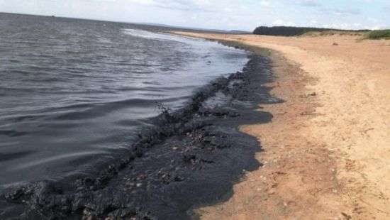 У побережья Кувейта в море вытекли тысячи баррелей нефти