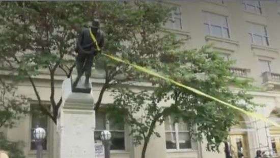 В США повалили памятник конфедератам