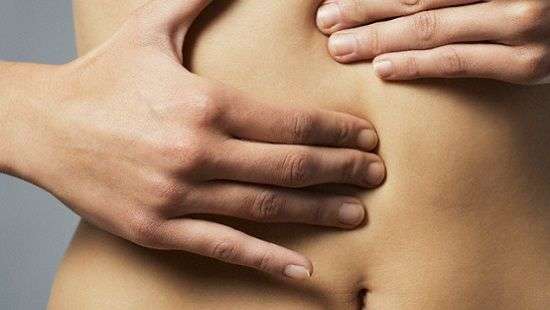 О каком опасном недуге может говорить боль животе, рассказали врачи