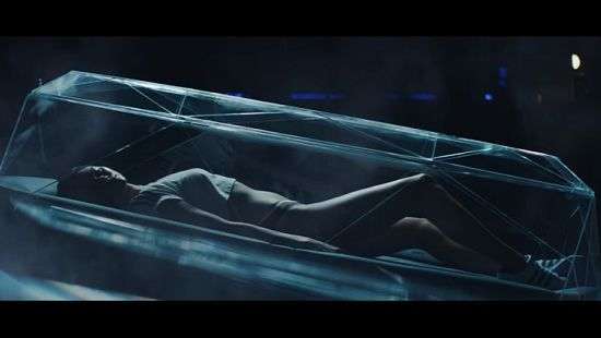 Модель легла в гроб ради adidas Originals (ВИДЕО)