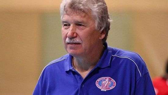 Тренер сборной России отбирал деньги у игроков