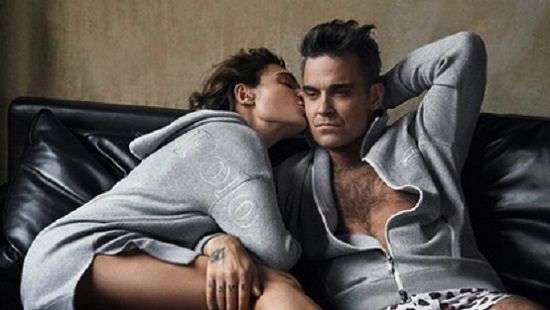 Известный британский певец разработал розовую одежду для всей семьи