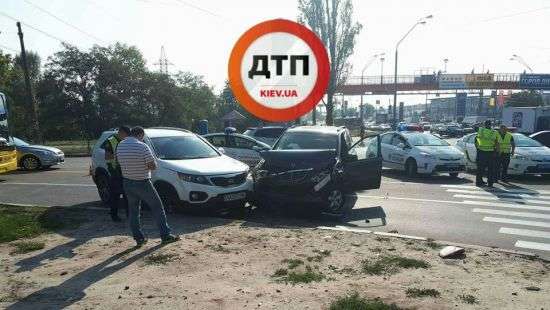 В Киеве пьяный водитель, убегая от полиции, и разбил четыре авто