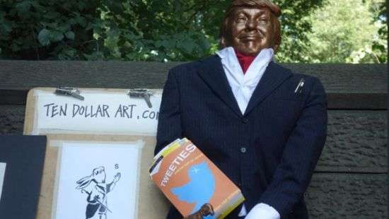 В США создали статую Трампа, который кормит голубей