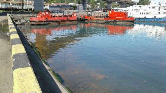 Администрация Одесского морского порта не может разобраться с нечистотами в своей акватории