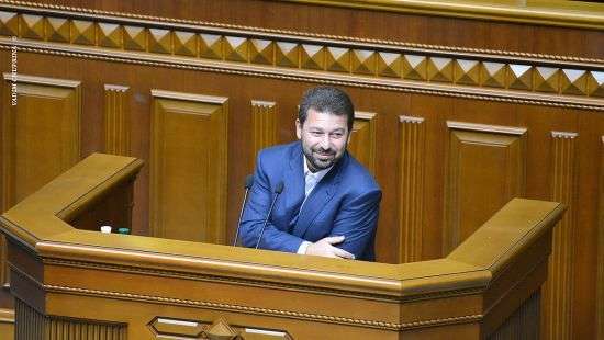 Дама преподнесла нардепу подарок почти на 18 млн грн