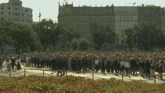 В Барселоне прошла акция в память о жертвах теракта (ВИДЕО)