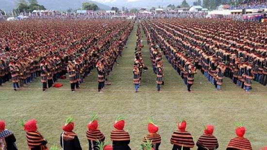 Десять тысяч индонезийцев сошлись вместе в народном танце (видео)