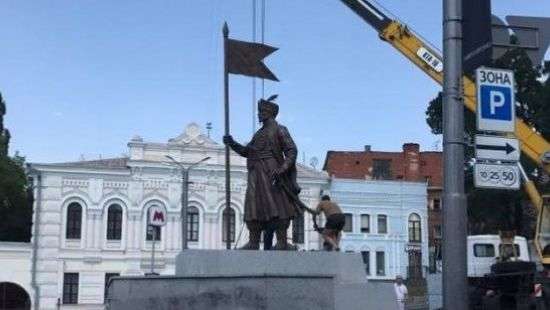 В Харькове установили памятник кошевому атаману Сирко (фото)