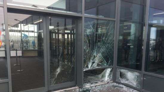 В Исландии авто уходило от полиции и въехало в здание аэропорта