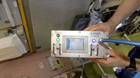 На МКС находят микробы с помощью «электронного носа»