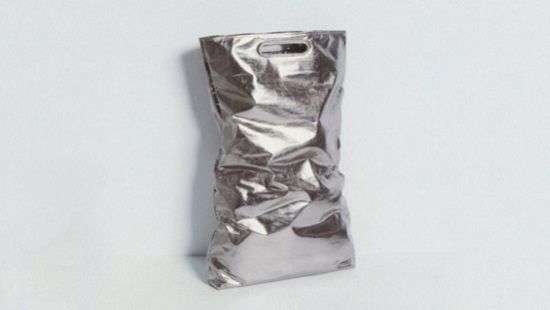 Мусор предложили выносить в кожаном мешке от кутюр