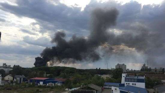 В районе студии Довженко в Киеве начался сильный пожар (видео)