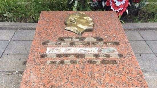 Во Львове повредили надгробие на Холме Славы