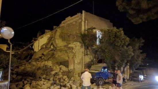 После землетрясения на острове Искья из-под завалов не могут достать детей