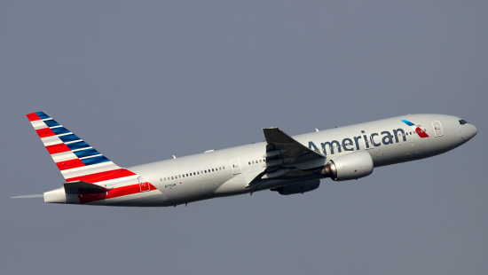 Пассажир авиалайнера пытался выйти во время полета (видео)