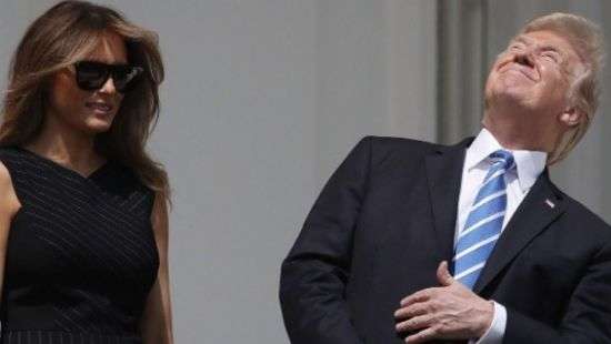 В соцсетях высмеяли то, как Трамп наблюдал за солнечным затмением