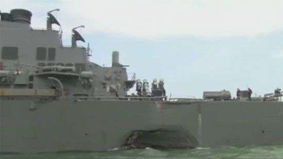 На американском эсминце нашли тела погибших моряков